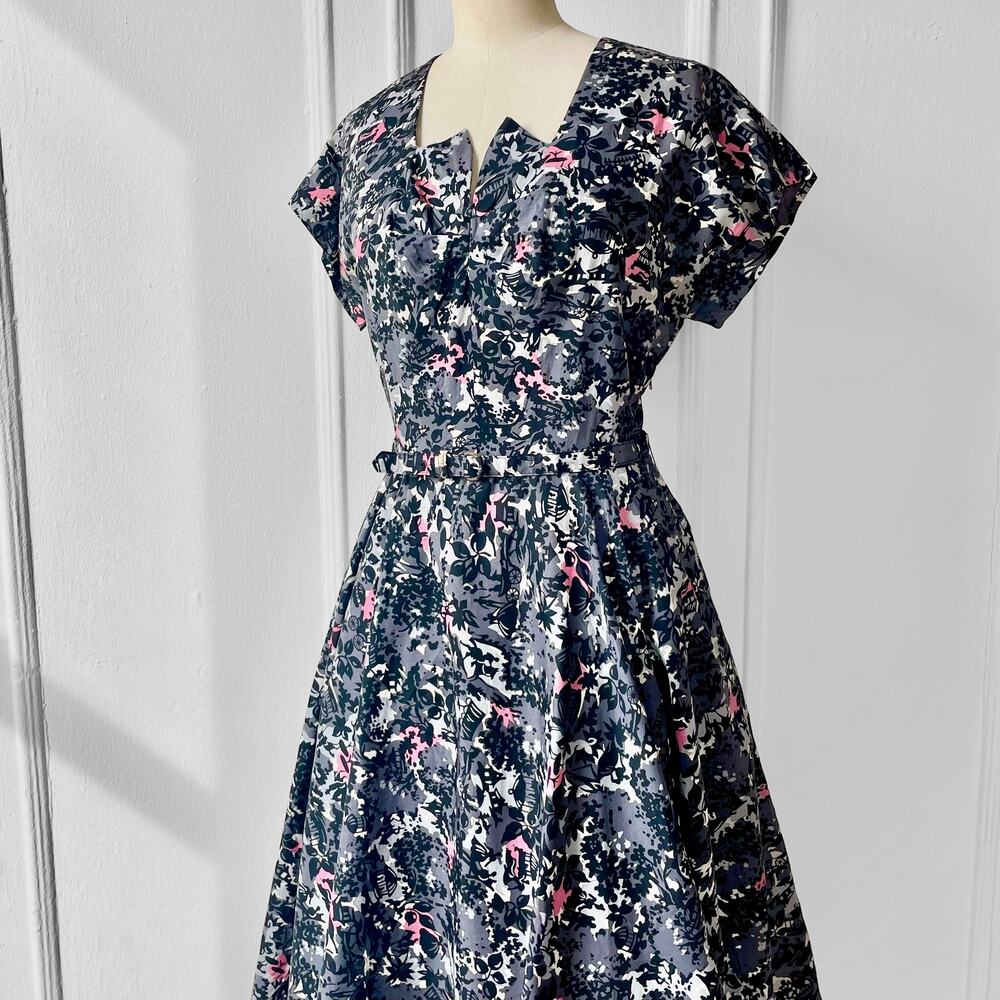 50s Vintage Scenic Novelty Print Cotton Dress 32” Horsehair Slip Metal Zipper